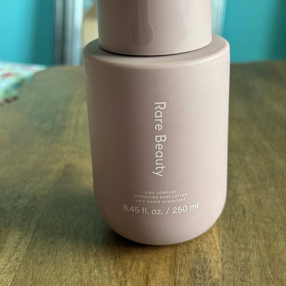Rare Beauty Hydrating Body Lotion - Warm Taupe